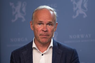 Kommunal- og moderniseringsminister Jan Tore Sanner deler ut 150 millioner til sammenslåtte kommuner.