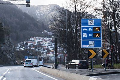 Ett år etter innføring av økte priser ved bompassering i bomringen i Bergen i rushtiden, viser det seg at trafikken og køene er redusert.