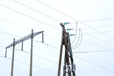 Skeikampen  20170305.
Strøm kabler strekker seg fra mast til mast på Skeikampen i Oppland.
Foto: Erik Johansen / NTB scanpix