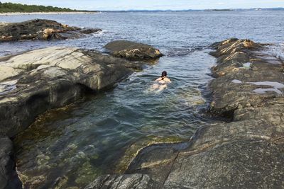 Selv om Jomfruland blir nasjonalpark, kan sommergjester fortsatt bade i sjøen og denne kulpen som blir kalt «badekaret.