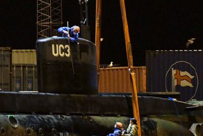 Kriminalteknikere har undersøkt ubåten UC3 Nautilus etter at den ble hevet utenfor Dragør og fraktet til Frihavnen i København natt til søndag.