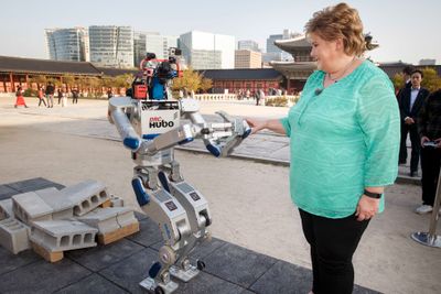 Statsminister Erna Solberg (H) ankom torsdag Seoul i sør-Korea under sin Asia-reise. Det første hun gjorde var å hilse på roboten Hubo i Gyeongbok palasset i Seoul. Hubo er muligens er verdens mest avanserte og vellykkede menneskelignende robot. 
Foto: Heiko Junge / NTB scanpix