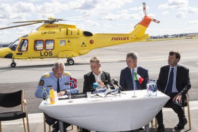 Kontrakten på nye politihelikoptre blir signert på Gardermoen i august med en av Airlifts AW169-maskiner i bakgrunnen.