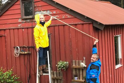 Sivilingeniør Kari-Marie Høyvik Holmstrøm får sponset solceller av arbeidsgiver. Sammen med Gunnvar F. Davidsen fra Team Ferking, en av samarbeidspartnerne til Norske Soltak AS sjekker de om uthuset hennes kan være egnet plassering.