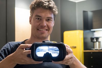 Filmens hule: Det Harald Manheim holder opp ser ut som en VR-brille, men det er det så langt fra. Dette er en film og videobrille for å kunne bruke mobiltelefonen som storskjerm. Foto: Odd Richard Valmot