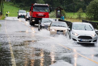 Store nedbørsmengder fører stadig oftere til oversvømte bilveier, som her på E39 ved Klandsvatnet i Bergen.