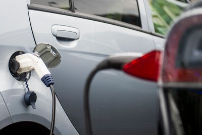 En Mitsubishi Miev og en Tesla Model S står og lader på el-bil parkeringen på Filipstad i Oslo.
Foto: Fredrik Varfjell / NTB scanpix