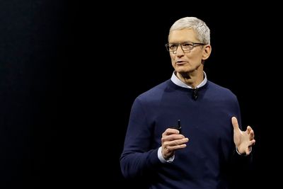 Apple-sjef Tim Cook fikk torsdag med seg enorme verdier da han innfridde kravene i bonusavtalen sin.