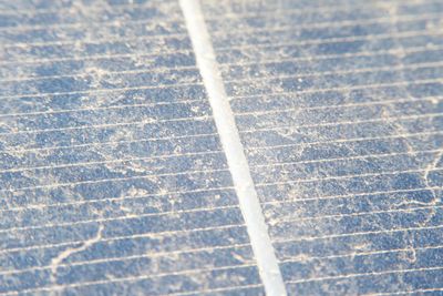 Støv som legger seg på panelene kan bli et mareritt for de støre solcelleparkene dersom det fører til en stor reduksjon i produksjonen. Her ligger sanden på panelene i Sør-Afrika. Foto: IFE.