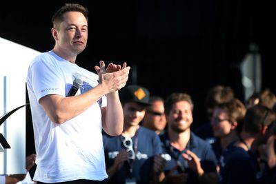 Elon Musk applauderer Warr Hyperloop, vinneren av SpaceX Hyperloop Pod Competition II in Hawthorne i California i slutten av august. Nå har Musks egen kapsel satt ny fartsrekord.