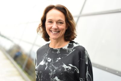 Birgit Bjørnsen er leder for fastnettvirksomheten i Telenor Norge. De koblet opp 12.000 nye fiberkunder i fjerde kvartal, men klarer ikke kompensere for bortfallet av inntekter fra kobbernettet.