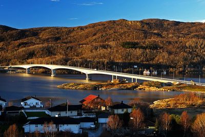 Tverlandsbrua er en 670 meter lang firefeltbru på nye riksvei 80 forbi Hopen i Bodø. Brua ble bygget med fritt-frem-metoden, og sto ferdig i november 2013.