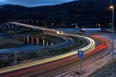 Entreprenøren beskylder Statens vegvesen for å ha feilprosjektert Tverlandsbrua i Nordland, slik at den ble langt dyrere å bygge.