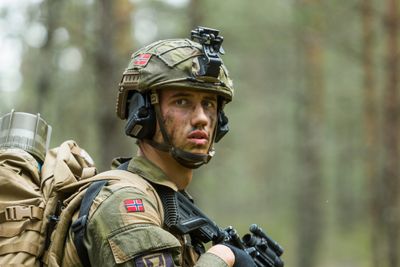 Forsvaret inngår ny avtale med Phonero, her representert med en soldat fra Telemark bataljon.