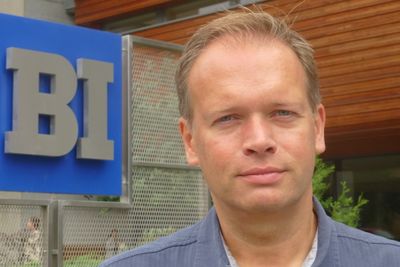 Førsteamanuensis Terje Gaustad på BI skal undersøke strømmetjenestenes effekt på norsk medieøkonomi. Rapporten skal leveres like før jul.