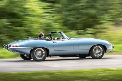 Jaguar har med seg konseptet E-type zero. Her er den sekssylindrede XK-motoren erstattet med en elmotor og et 40 kWh-batteri. Den låner mye av teknologien til den kommende I-pace. 