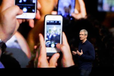 Apple-sjef Tim Cook annonserte iPhone 7 i 2016. Nå kommer oppfølgerne.
 (Arkivfoto)