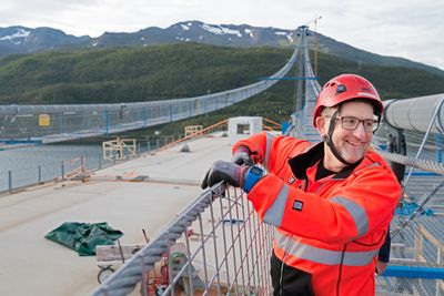 Fungerende prosjektleder, Hans Jack Arntzen, viser stolt frem de første brukassens om har kommet på plass på Hålogalandsbrua.