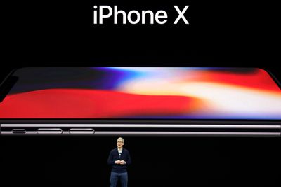 Apple-sjef Tim Cook viser frem den nye Iphone X-modellen.