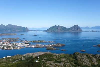 Utsikt over Svolvær i Lofoten fra Tjeldbergtinden. Foto: Marianne Løvland / NTB scanpix