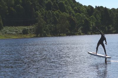 Brødrene Hiorth kan nå sveve over vannet på egenlaget hydrofoilbrett. Her får en kompis av brødrene prøve brettet.