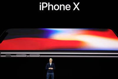 Apple-sjef Tim Cook viser frem den nye iPhone X-modellen.