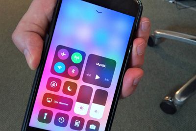 Ios 11 er ekstra sårbar for ulike angrep via blåtann og WI-FI for brukere som ikke er oppmerksomme på at de nevnte kommunikasjonsformene ikke skrus av når de tror at de har deaktivert de via «Kontrollsenteret».