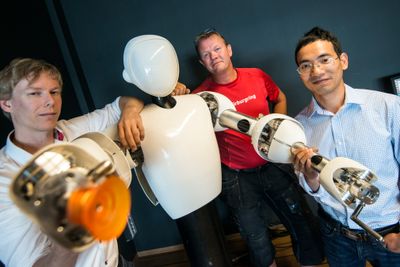 BYGGER ROBOT: Fra venstre: Sjef i Halodi Bernt Øivind Børnich,maskinist Jørgen Sundell og forskningssjef Phuong Nguyen.