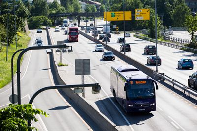 Fra søndag blir det ene av de tre kjørefeltene på E18 mellom Lysaker og Sandvika vest for Oslo gjort om til kollektivfelt.