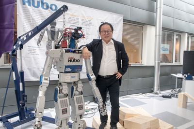 Gode venner: Professor ved KAIST- Korea Advanced Institute of Science and Technology, Oh Jun-Ho og hans folk bygget DRC-Hubo som vant den prestisjetunge robotturneringen DARPA Robotics Challenge for et par år siden.