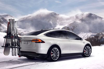 Det ser ikke ut til å komme en ny avgift for tunge elbiler, som Tesla Model X.
