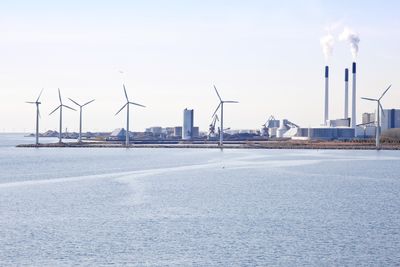 Et industriområde med vindturbiner ved kysten av det Baltiske hav. 