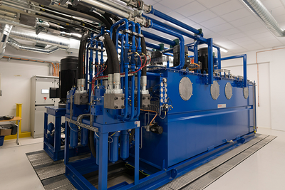Dette beistet av en hydraulisk powerpack, som driver mange av laboratoriets maskiner, viser hvordan godt samarbeid mellom forskningsmiljø og industri kan fungere.