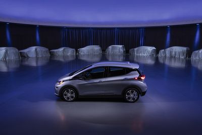 En Chevrolet Bolt foran tildekkede biler skal symbolisere General Motors' nye elbilstrategi som blant annet går ut på å lansere minst 20 nye batterielektriske modeller i løpet av fem år.