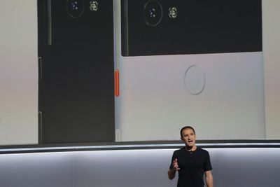 Googles Mario Queiroz presenterte onsdag den nye telefonen Pixel 2 XL.