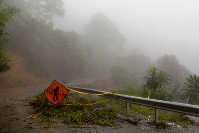 Den tropiske stormen Nate har allerede ført til ødeleggelser og dødsfall i Sentral-Amerika, her ved utkanten av San José i Costa Rica.