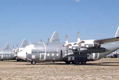 De norske Hercules-flyene skulle etter planen bare tilbringe en kort tid i Arizona før de fikk nye eiere. Men nå har transportflyene stått lagret på flykirkegården i over ni år.