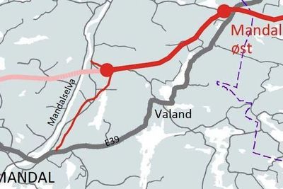 Den tykke røde linjen markerer framtidig E39. Den tynne røde linjen markerer   forbindelsesvegen mellom Mandal sentrum og E39. Den blir hovedveg inntil den permanente E39 er ført videre vestover.