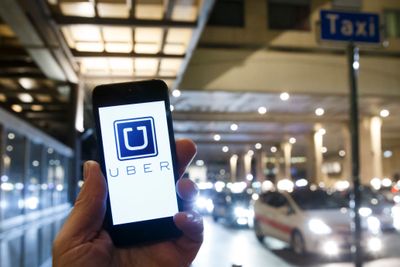 Uber varslet mandag at de stanser sin tjeneste i Norge for å presse fram en løsning. Nå kan KrF og Venstre redde tjenesten.