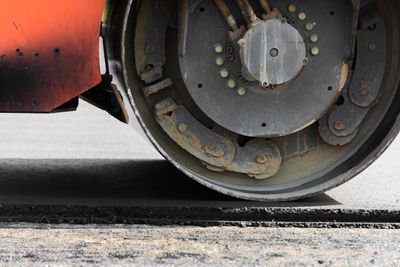 En feil i asfaltblandingen er trolig årsaken til den svært glatte overflaten på nyasfalterte Fylkesvei 33 ved Gjøvik.