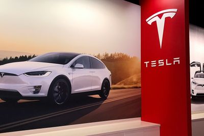 En Tesla Model X vises på en plakat i forbindelse med Teslas fremlegging av tallene for andre kvartal i år. Enkelte utgaver av Model X veier over 2,5 tonn og vil rammes av den foreslåtte avgiften.