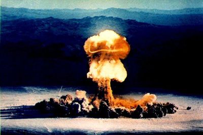 Verdens atomvåpen-arsenal øker. Dette er fra en amerikansk prøvesprenging i Nevada på 50-tallet.