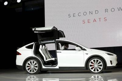 Alle kjøretøy med nedleggbare bakseter laget mellom 28. oktober 2016 og 16. august 2017 blir tilbakekalt, opplyser Tesla.