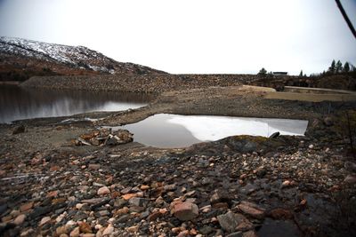 NVE mottar mange henvendelser fra folk som er lei av nedtappede fjellvann og ustabile vilkår for villaksen. Nå skal regelverket revideres for 70 prosent av norske vannkraftverk.