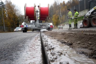 Også det fysiske avtrykket blir mindre ved mikrotrenching. Her er mikrogrøften klar til å fylles med sand og og tettes med gummiasfalt.