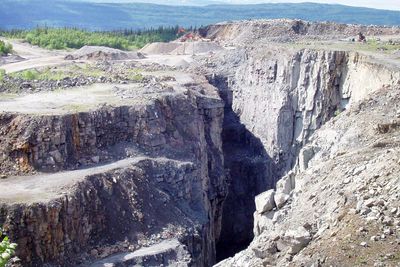 Rana Gruber nevnes som et eksempel på gruvedrift hvor artikkelforfatterne mener det bør være mulig å utnytte overskuddsmasser etter sortering. Bildet er fra 2010. 