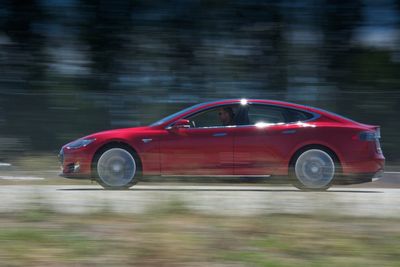 Hansjürgen Gemmingen har rundet én million kilometer i sin røde Tesla S. For ordens skyld: bildet viser ikke Gemmingens bil. 