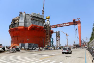 Her, på Hyundai Heavy Industries offshoreverft i Ulsan, Sør-Korea, ble Goliat bygget. Problemene var enorme, og vekten på den flytende produksjons-, lagrings og losseenheten økte så dramatisk at det ble nedsatt en egen arbeidsgruppe for å få redusert vekten.
