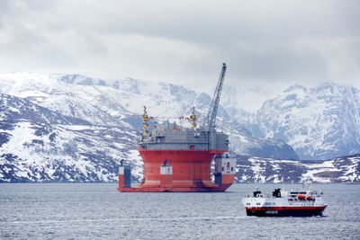 Goliat er Norges nordligste oljefelt i drift. Her ankommer plattformen Hammerfest i 2015. Hurtigruteskipet MS Vesterålen i forgrunnen.