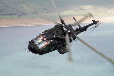 De norske redningshelikoptrene bygger på det italienske forsvarets AW101/HH101A CAESAr. Det såkalte csar-helikopteret er her ute på sin første flytur, 18.mars 2014.